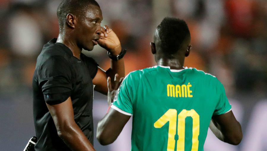 FINALE CAN 2019 : L’ARBITRE ALIOUM SIDI BRISE LE SILENCE : «J’ai sifflé un penalty, mais quand j’ai consulté la Var en même pas une minute, je suis revenu sur ma décision. Il n’y avait pas penalty, la main était collée au corps»