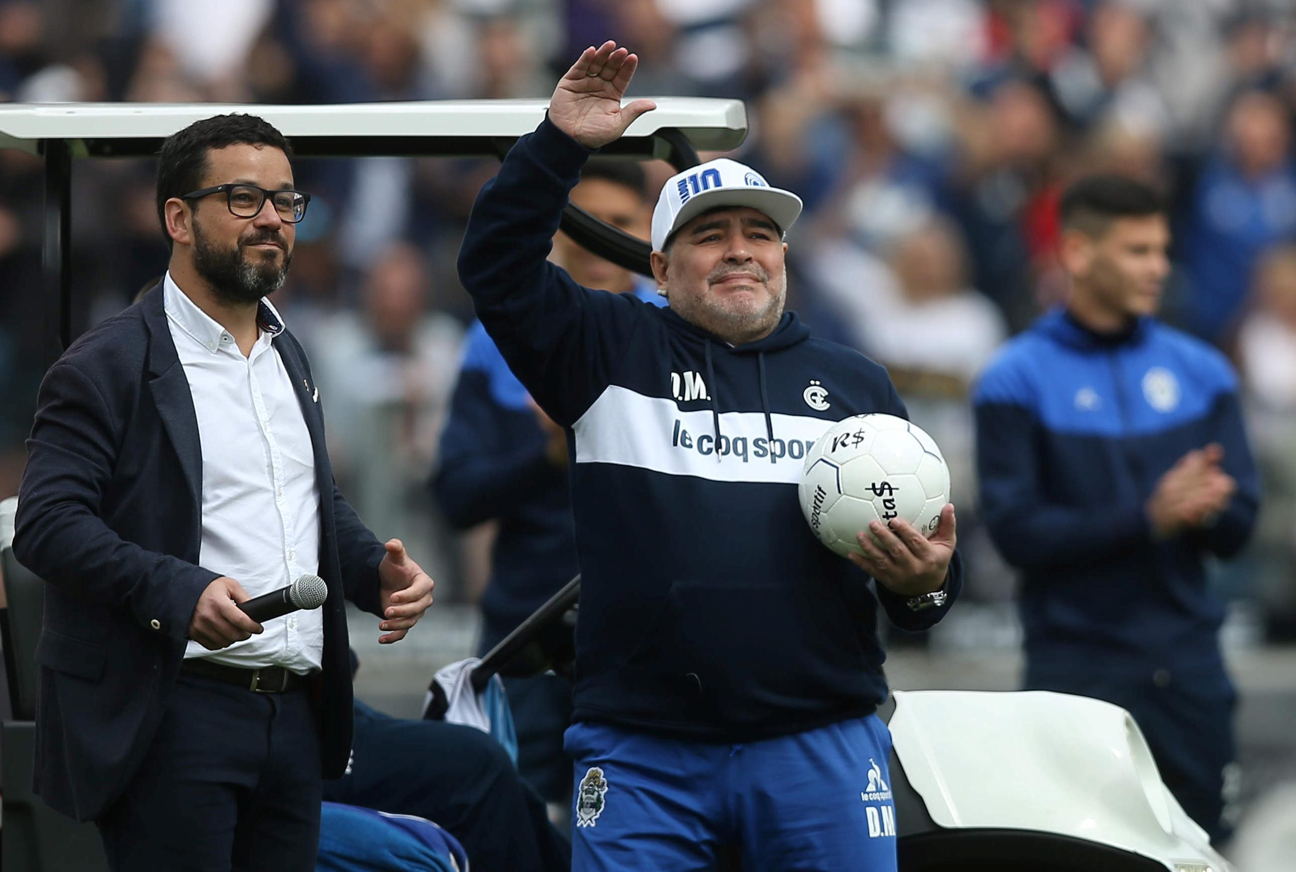 ARGENTINE : L'ACCUEIL TOTALEMENT FOU RÉSERVÉ À MARADONA À LA PLATA (video)