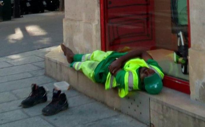 Licencié après une photo de lui endormi, l’agent d’entretien parisien Adama Cissé saisit la justice