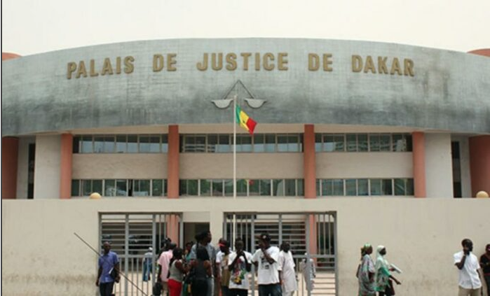 POUR SECOURIR LEUR "OUMPAGNE" QUI SE FAISAIT TABASSER PAR SON GRAND-FRÈRE Serigne Massamba Mbacké Dieng, Moulaye Idrissa Guèye et leur oncle Ndiogou Diop organisent une expédition punitive, fracassent la tête de Lat Dior Diop et lui tailladent le poi