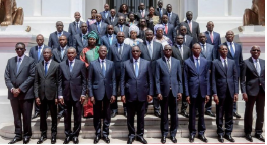 COUP DE TONNERRE AU PALAIS : Macky dissout le gouvernement et limoge Aminata Touré