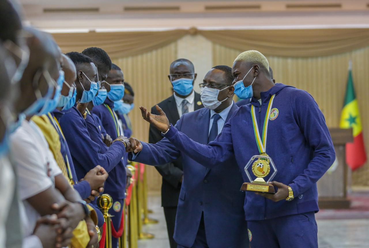 APRES LEUR SIXIEME SACRE AFRICAIN: Macky honore les lions du beach soccer et leur offre chacun 10 millions