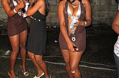 PROXÉNÉTISME À la cité Imbécile: 4 prostituées et leur proxénète tombent dans une maison crasseuse avec des préservatifs