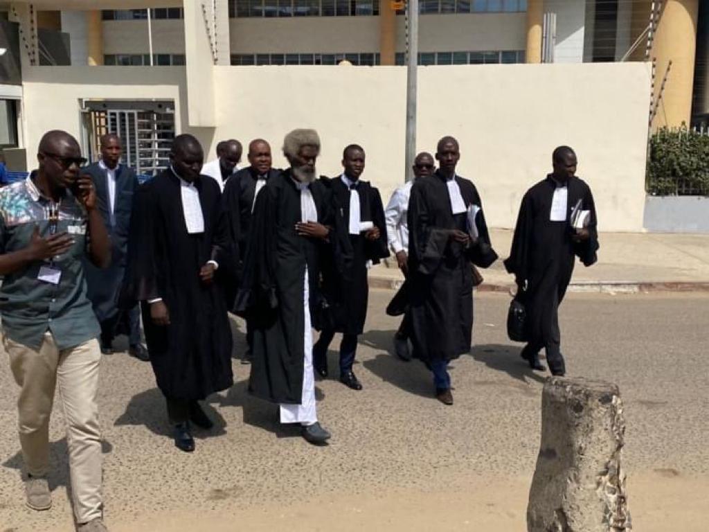 LES AVOCATS DE LA DÉFENSE DEMANDENT LE RABAT DU DÉLIBÉRÉ :Le juge la rejette, déclare qu'il n'y a aucun nouveau fait avant de vider l'affaire