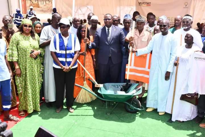 Réception d'un important lot de matériels d'une valeur 1 000 000 000 f CFA dans le cadre du Programme Prioritaire de Propreté par le Ministre Moussa Balla FOFANA !