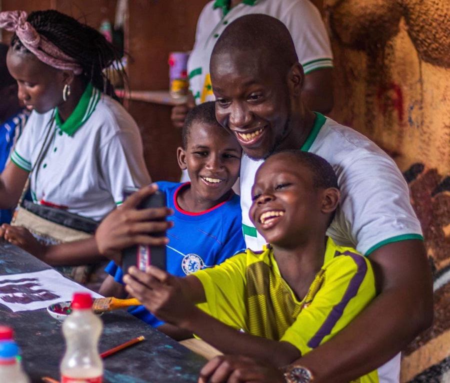 Don de kits scolaires aux talibés de Bargny par l’association dirigée par Djibril Bocoum