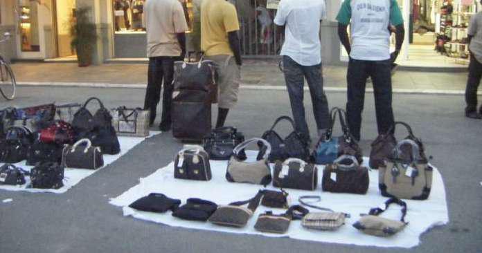 UN COMPATRIOTE RISQUE GROS EN ITALIE : Un Sénégalais, propriétaire d’une boutique clandestine spécialisée dans la contrefaçon, arrêté