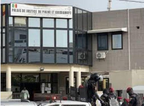 INSOLITE AU TRIBUNAL DE PIKINE-GUEDIAWAYE : Un  chauffeur de bus tata attesté par un policier s'énerve, puis heurte un poteau électrique du palais de justice…en présence du procureur