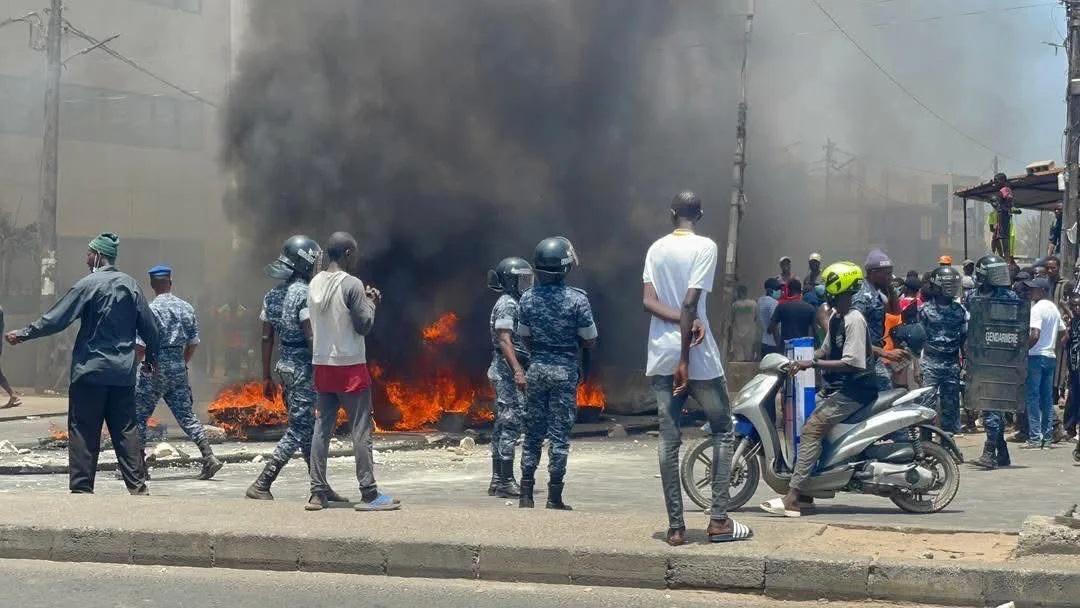 Pneus brûlés, populations dans la rue: c'était chaud à Thiaroye sur Mer hier