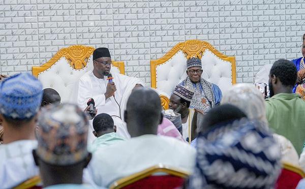VISITE DU PREMIER MINISTRE A LEONA NIASSENE : Sonko prêche l’unité et salue le rôle historique de Léona Niassène dans la préservation de la paix sociale et la transmission des valeurs islamiques