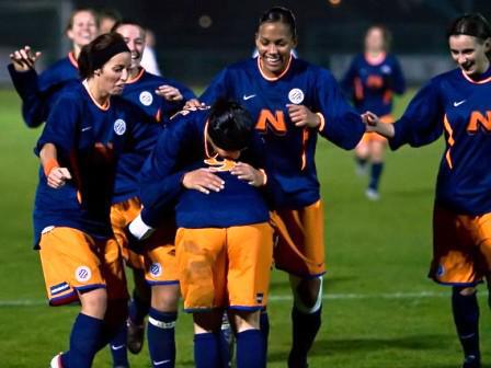 Ramos et Lattaf congratulées après le but (photo : girlsplay)