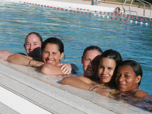 Julie Machart, Virginie Mendes, Gwenaëlle Butel, Charlotte Fernandes et Tanya De Souza à la piscine