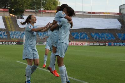 Après son but, Wendie Renard est allée directement féliciter la passeuse du jour : Louisa Necib