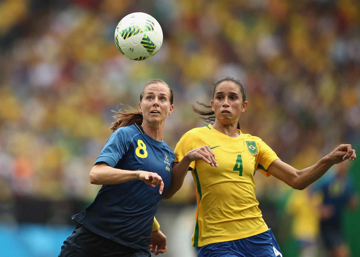 Schelin face à Rafaelle (photo FIFA.com)