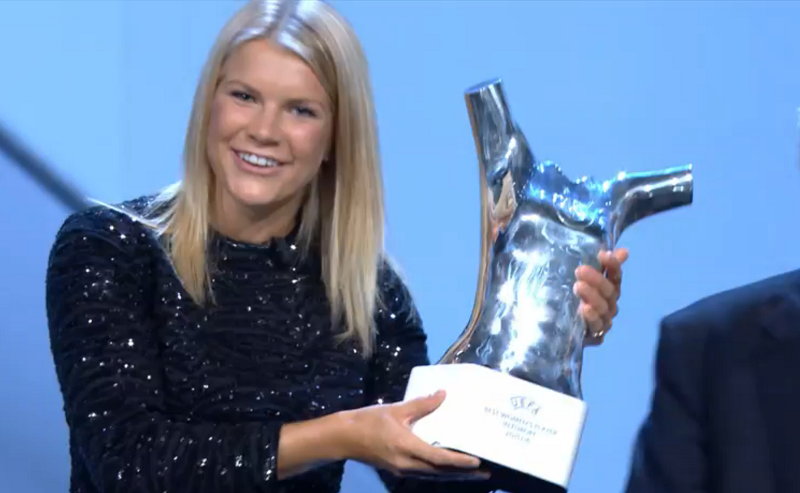 Ada Hegerberg a reçu son trophée