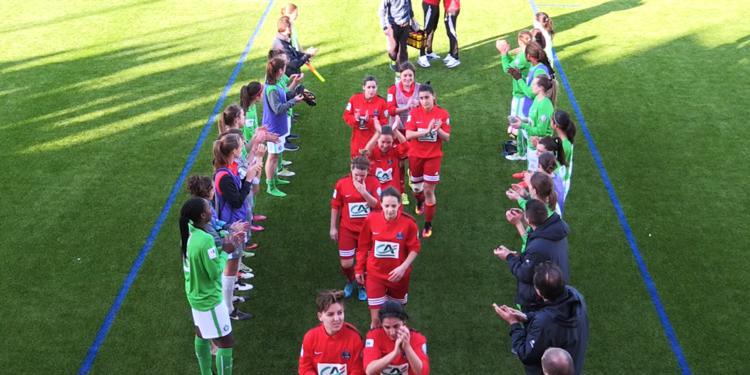 Haie d'honneur pour les joueuses de Rousset (actufoot13)