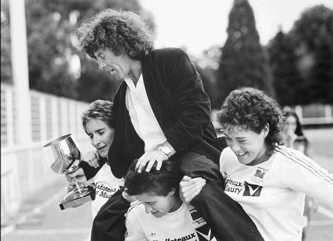 à gauche avec son entraîneur Yvan Le Quéré lors du titre décroché en 1989 (photo DR)