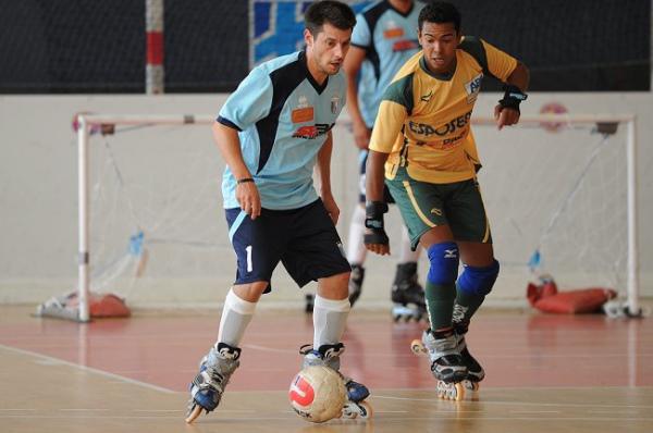 Taper dans un ballon avec des rollers... c'est le principe du roller soccer !