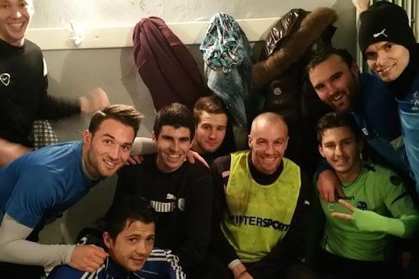 Mathieu Chalmé entouré de ses coéquipiers, lors de son premier entraînement à Lège il y a quelques semaines... La joie de retrouver l'ambiance d'un vestiaire... (photo : twitter, Jordan Galtier)