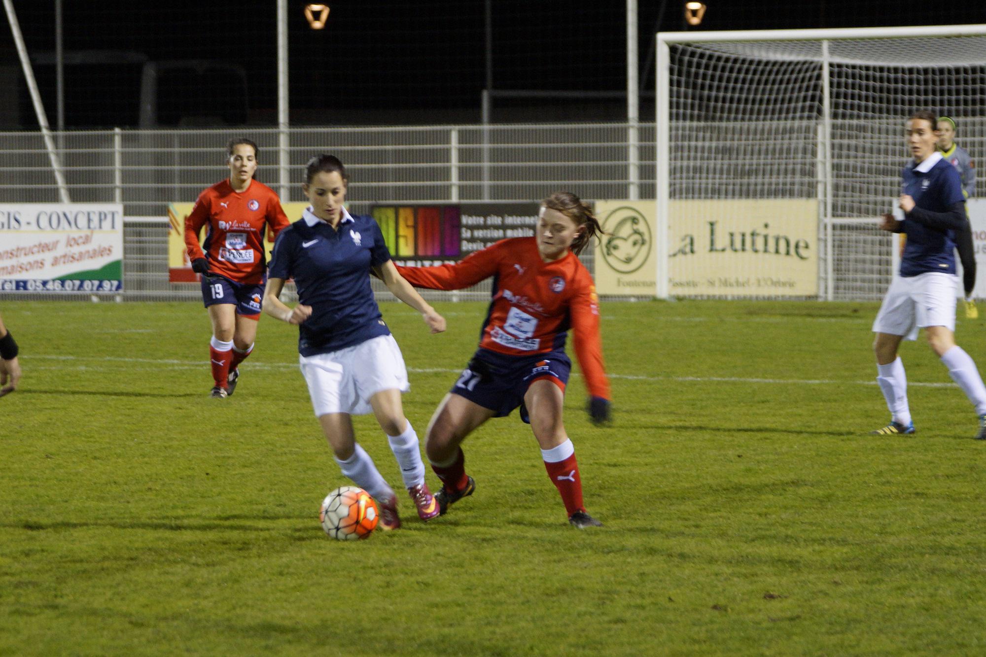 Solène Barbance devant Adeline Coudrin (photo Sébastien Duret)