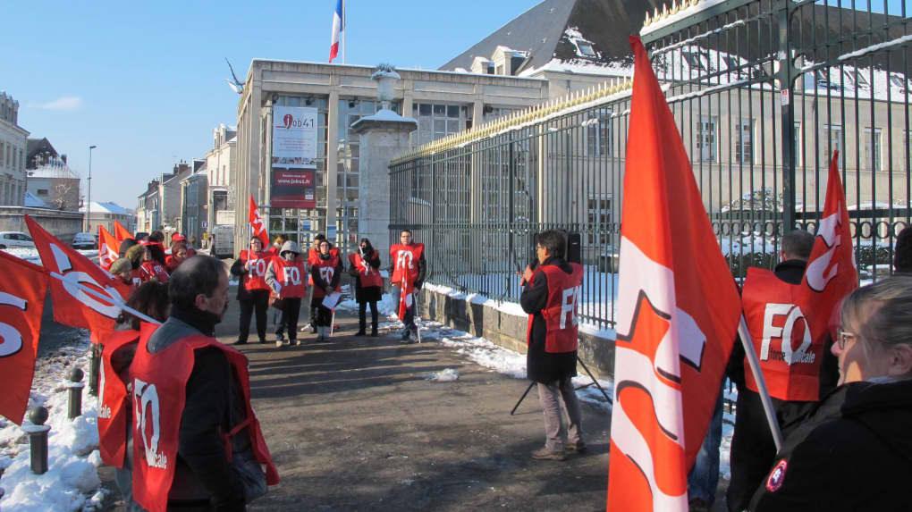 Blois : à l'appel de Force Ouvrière, les salariés des Carrefour Market Quinière et de la Chaussée-Saint-Victor se sont rassemblés le 8 février devant la préfecture.