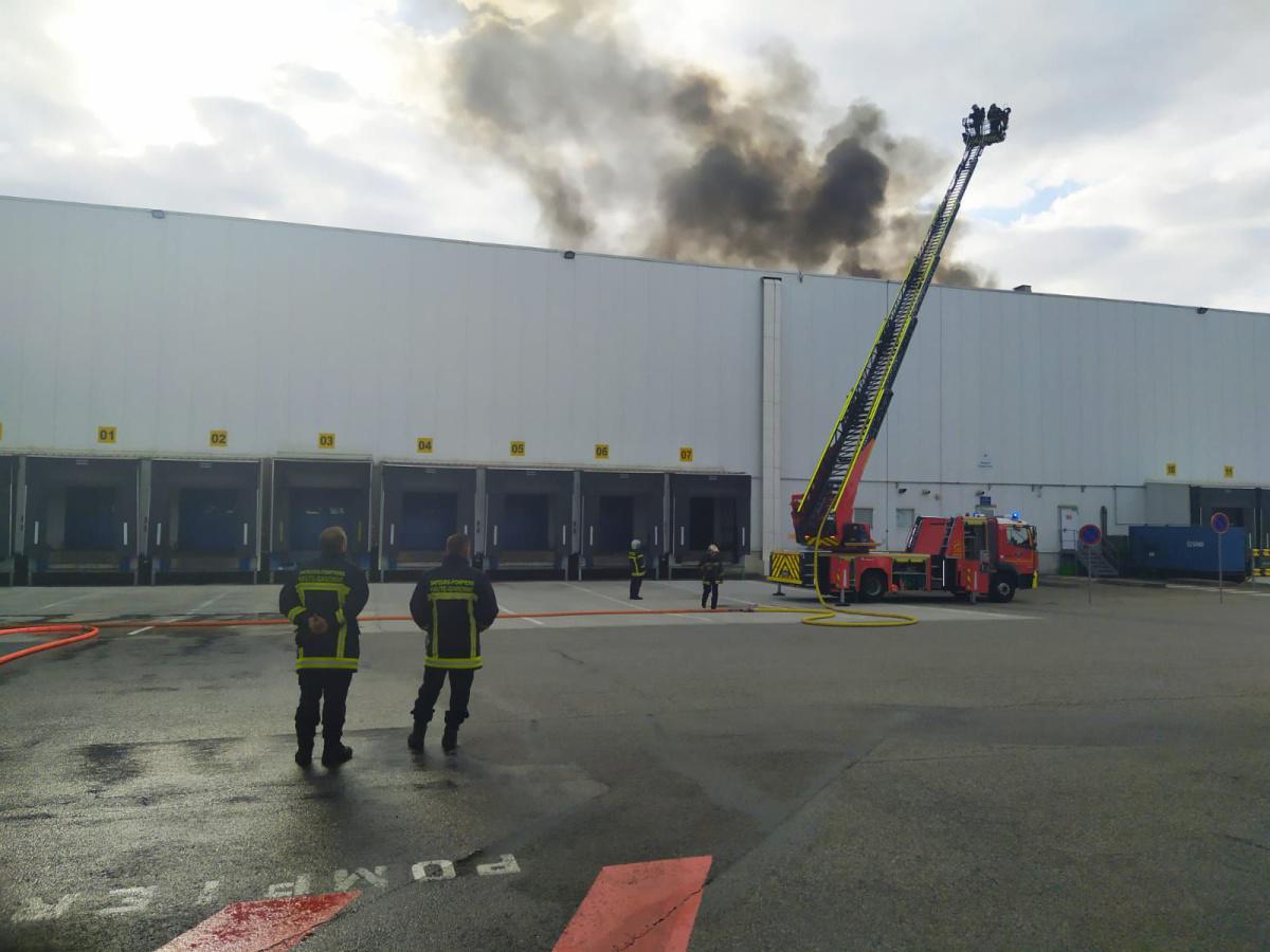 Près de Toulouse, les panneaux photovoltaïques des entrepôts Carrefour ont pris feu