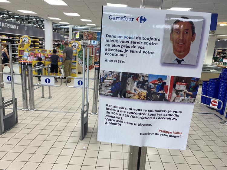 Carrefour: les directeurs livrent leurs coordonnées à l'entrée des magasins - Hyper leur ligne directe en magasins et les Market leur 06... ?