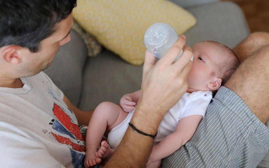 Le Sénat vote le doublement du congé paternité, dont sept jours obligatoires