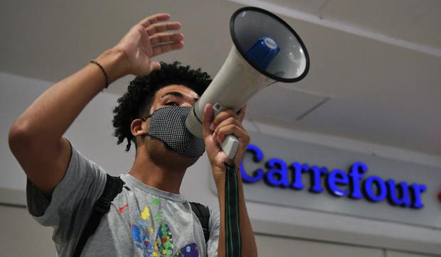 Brésil : manifestations anti-racistes devant des magasins Carrefour