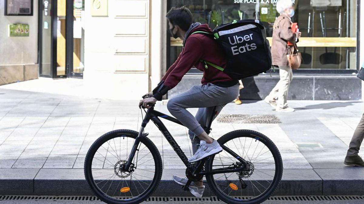 Quick commerce : Carrefour lance une offre avec Uber Eats et Cajoo