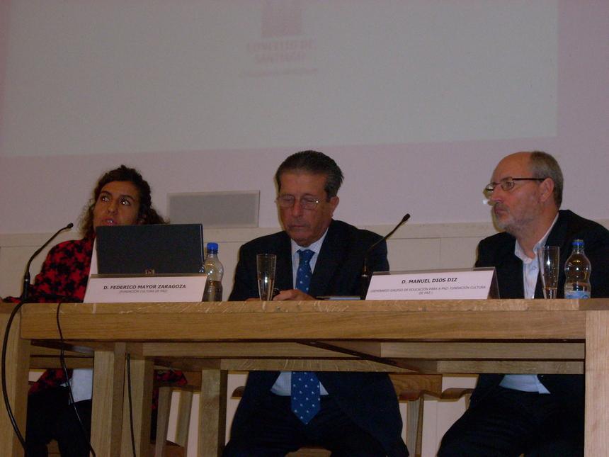 De izquierda a derecha están Manuela Mesa, presidenta de CEIPAZ, junto a Federico Mayor Zaragoza y Manuel Dios Diz, presidente del Seminario Gallego de Educación para la Paz.