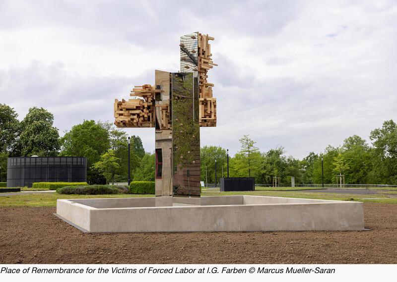 (DE) LIVING MEMORIALS: {Re}vitalize digital history!  (DE) LIVING MEMORIALS: {Re}vitalize digital history!