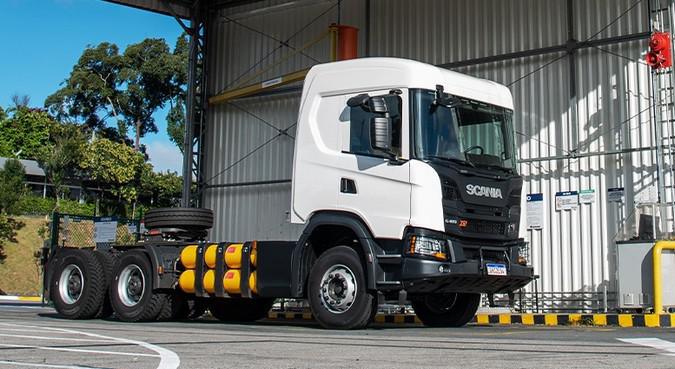 Scania e Comgás firmam parceria para aumentar frotas de caminhões e ônibus movidas a gás
