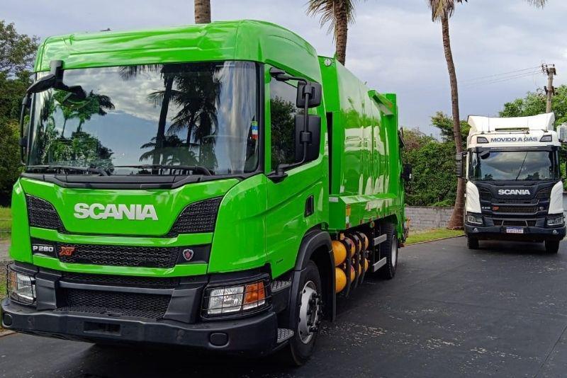 Scania lança primeiro caminhão a gás para coleta de lixo residencial