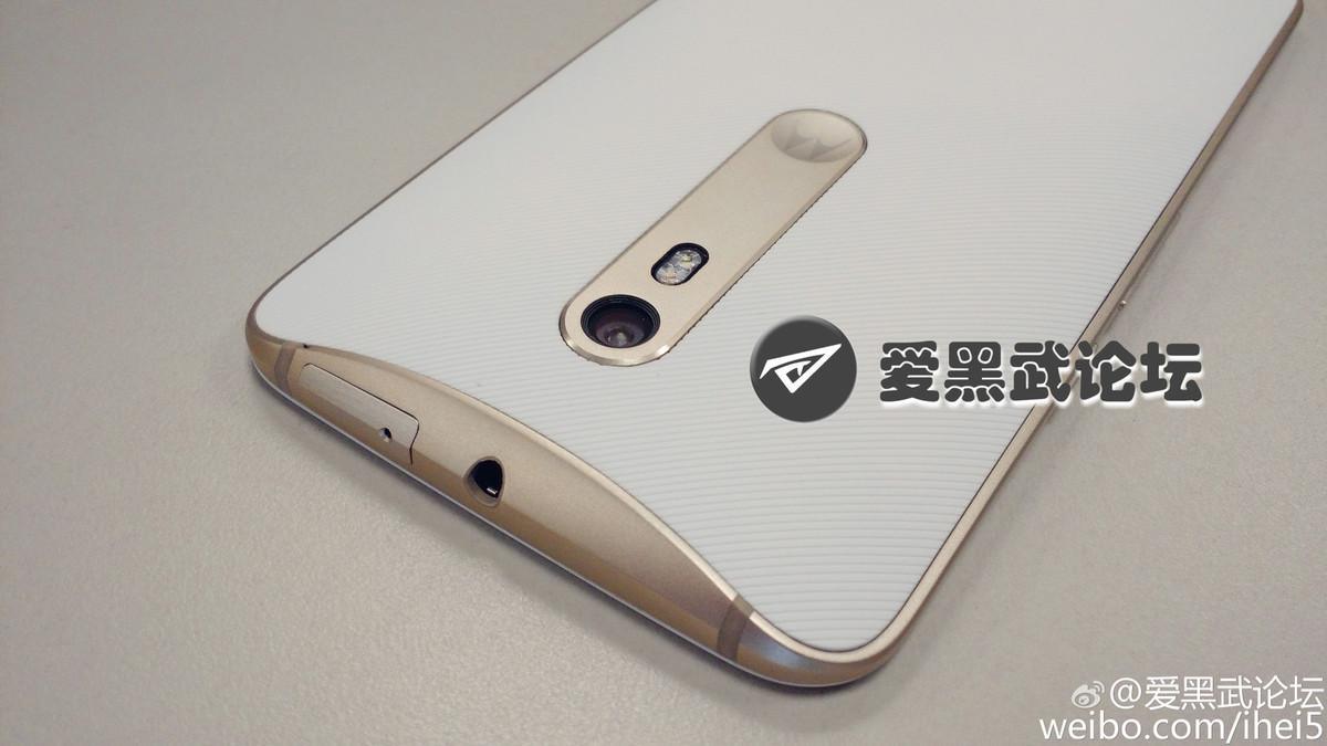 Le Moto X (2015) version or et blanc en image