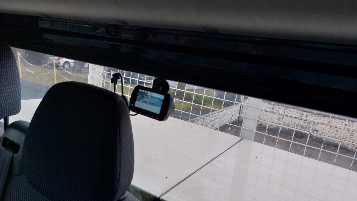 Le camion-benne sous surveillance. Le camion-benne sous surveillance.