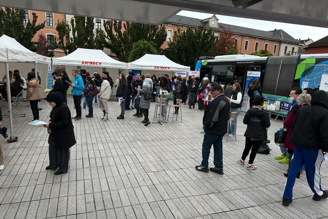 Le Dauphiné Libéré : Le Bus de l’Intérim : un ticket pour l’emploi