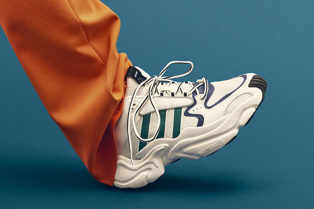 Premier regard sur NAKED x adidas Consortium Magmur Runner "White" et "F&F".