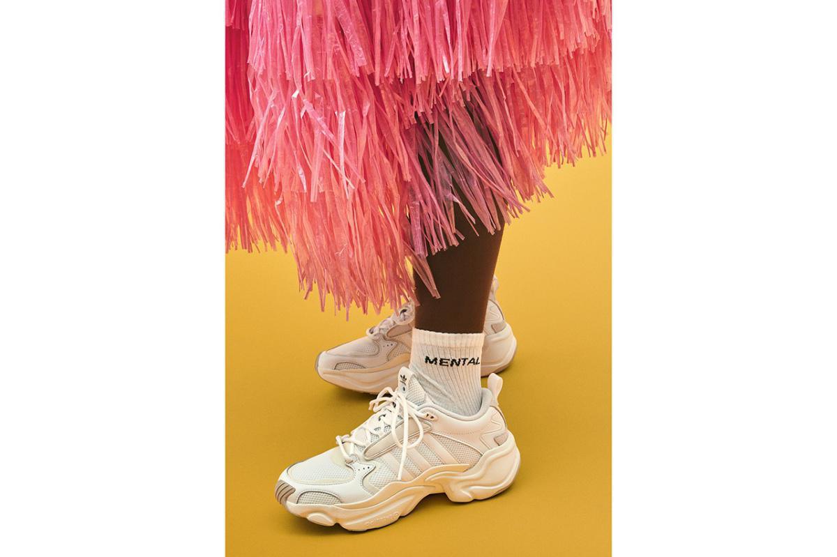 Premier regard sur NAKED x adidas Consortium Magmur Runner "White" et "F&F".