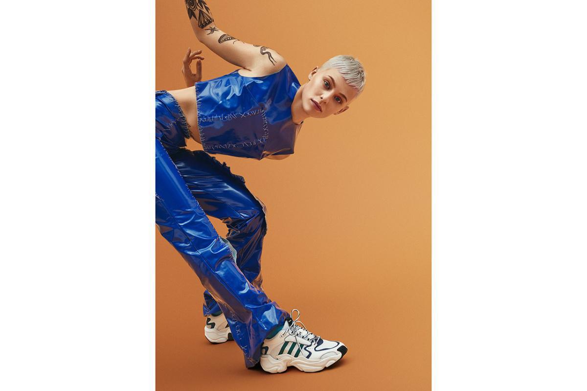 Premier regard sur NAKED x adidas Consortium Magmur Runner "White" et "F&F".