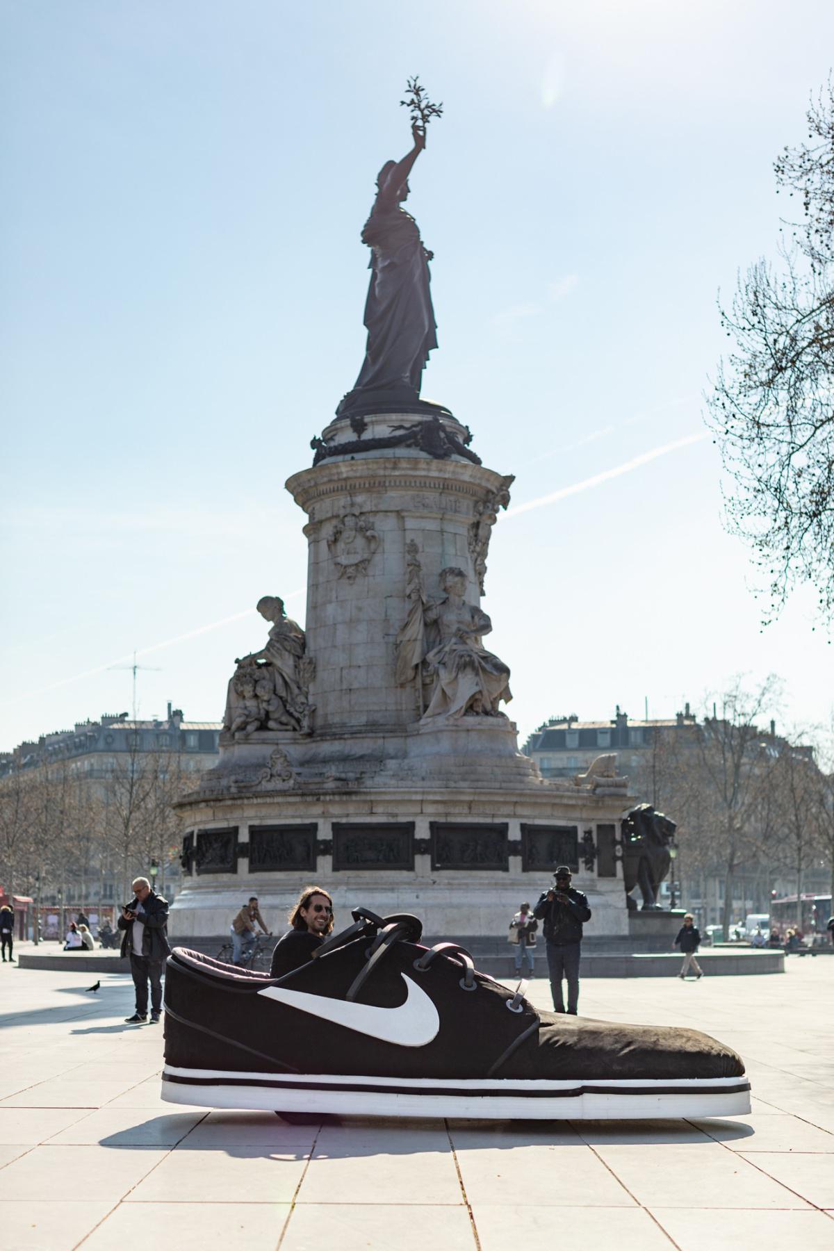 Nike Expose Une Zoom Janoski Géante Dans Paris Pour Fêter Les 10 Ans De La Sneaker