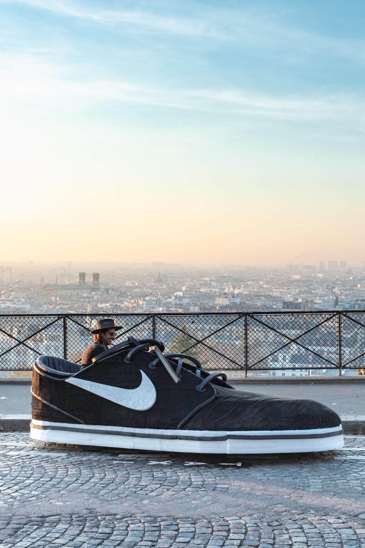 Nike Expose Une Zoom Janoski Géante Dans Paris Pour Fêter Les 10 Ans De La Sneaker