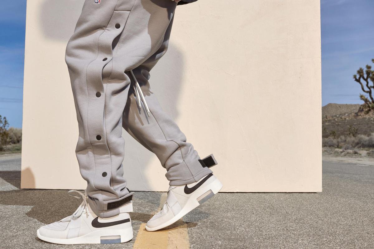 Nike et Fear of God dévoilent une nouvelle sneaker accompagnée d'une collection textile