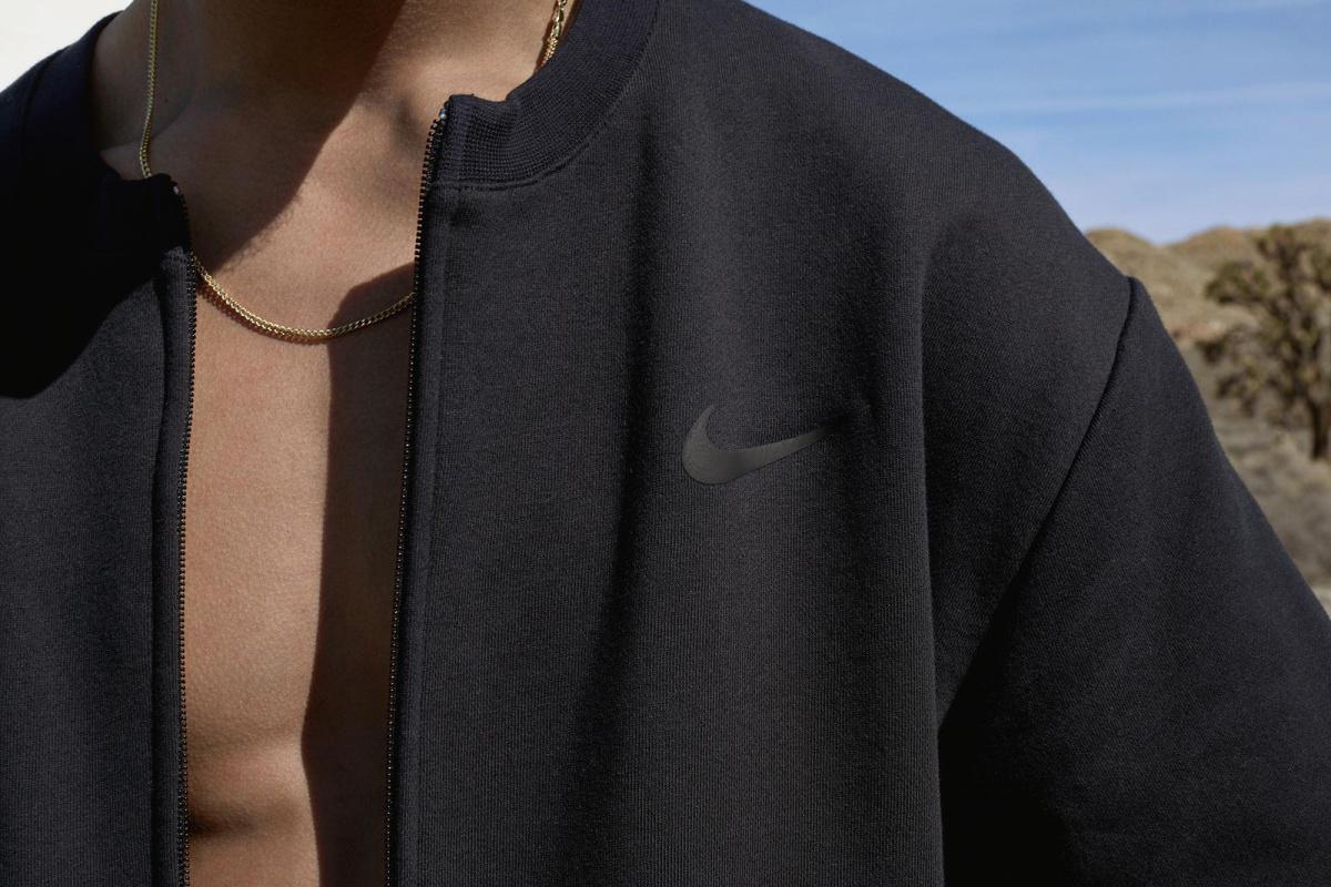 Nike et Fear of God dévoilent une nouvelle sneaker accompagnée d'une collection textile