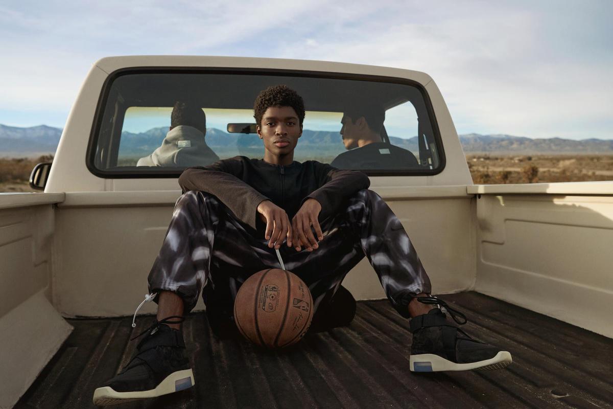Nike et Fear of God dévoilent une nouvelle sneaker accompagnée d'une collection textile