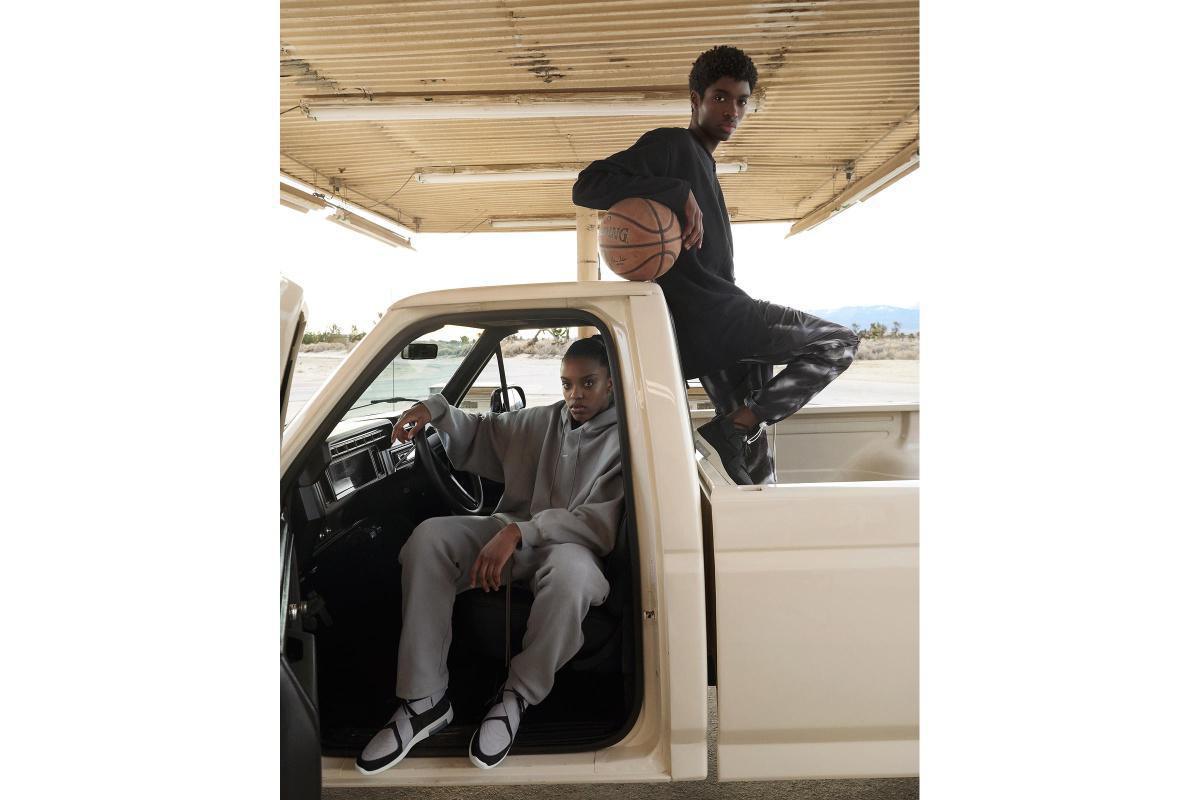 Nike et Fear of God dévoilent une nouvelle sneaker accompagnée d'une collection textile