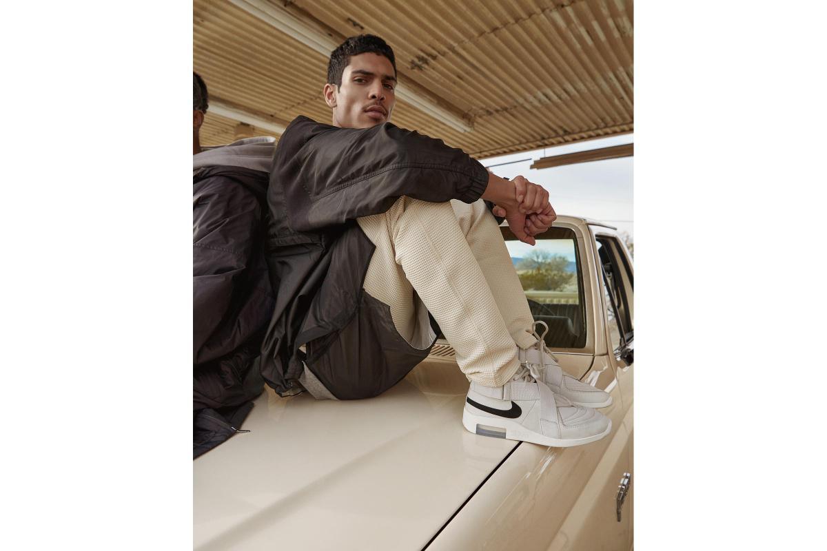 Nike et Fear of God dévoilent une nouvelle sneaker accompagnée d'une collection textile