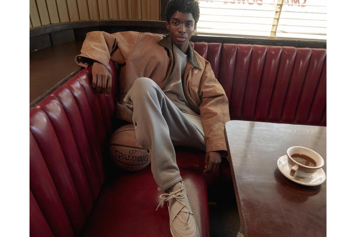 Nike et Fear of God dévoilent une nouvelle sneaker accompagnée d'une collection textile