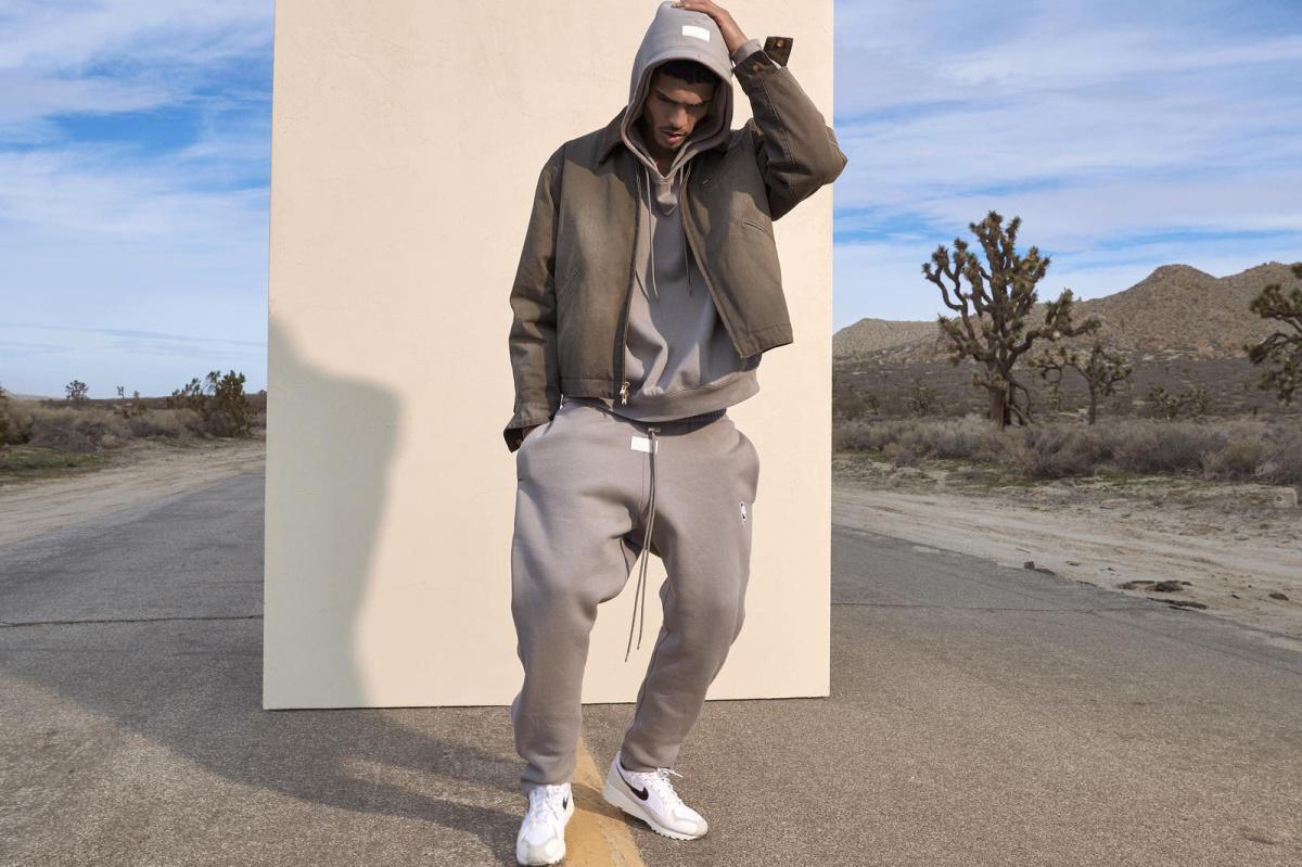 Nike et Fear of God dévoilent une nouvelle sneaker accompagnée d'une collection textile