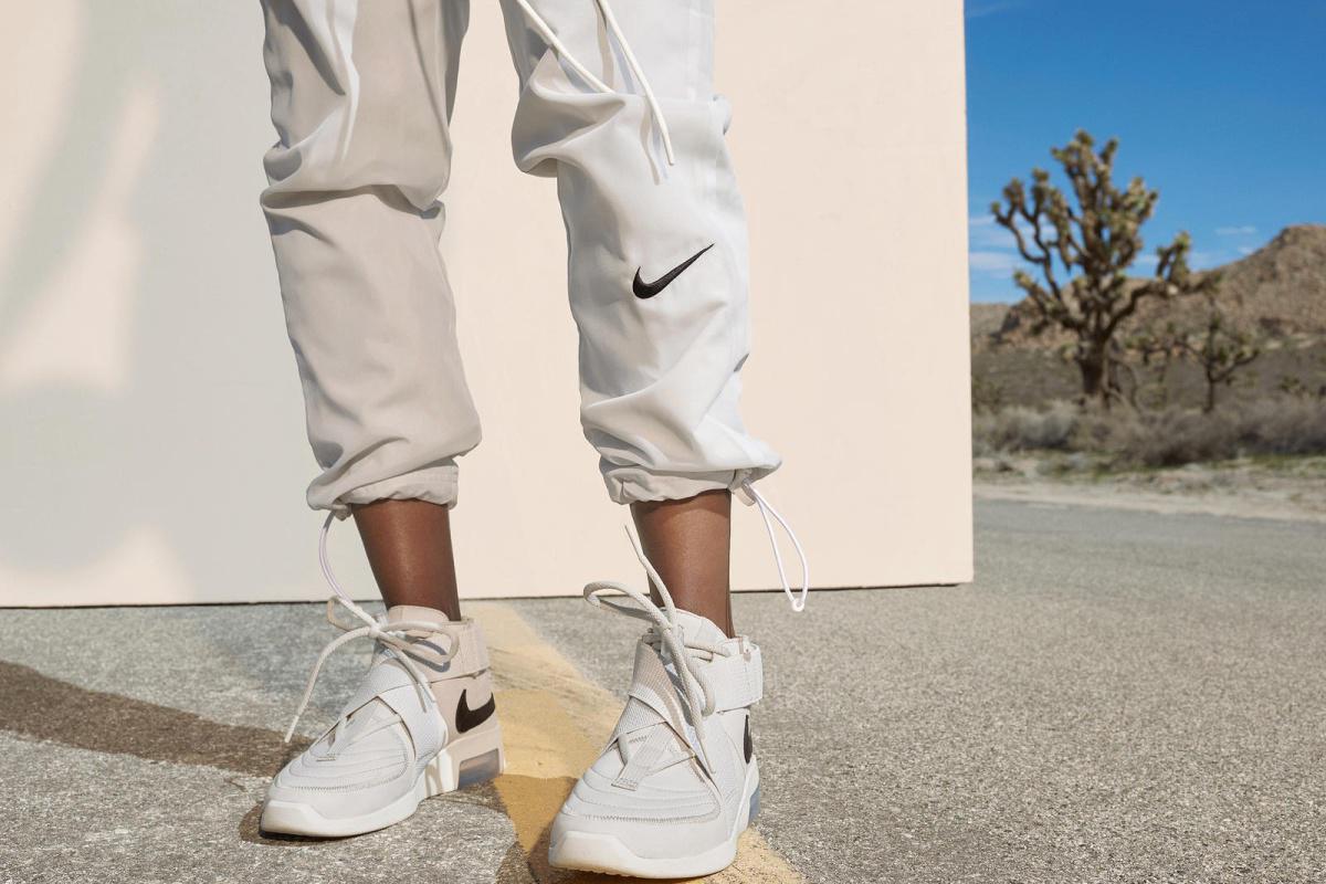 Nike et Fear of God dévoilent une nouvelle sneaker accompagnée d'une collection textile